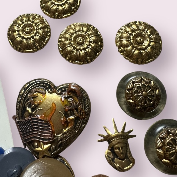 Large Lot Of Vtg Buttons For Sewing Crafts Scrapbooks Mix Of Sizes & Colors - Picture 9 of 16